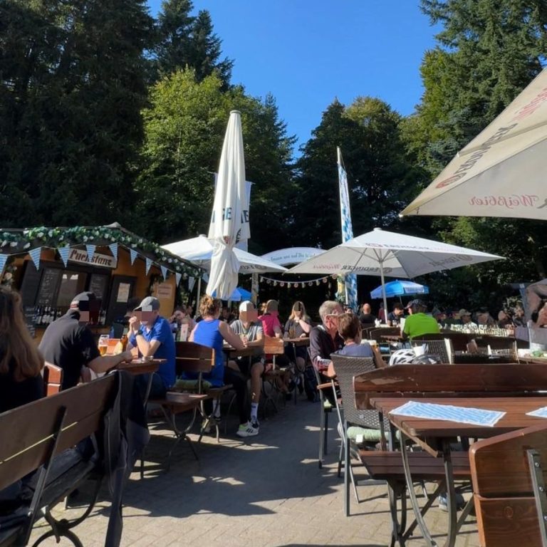 Biergarten im Gasthaus Fuchstanz im Taunus Großer Gemütlicher Biergarten im Gasthaus Fuchstanz im Taunus - ideal für Familien, Wandergruppen und Firmenfeiern