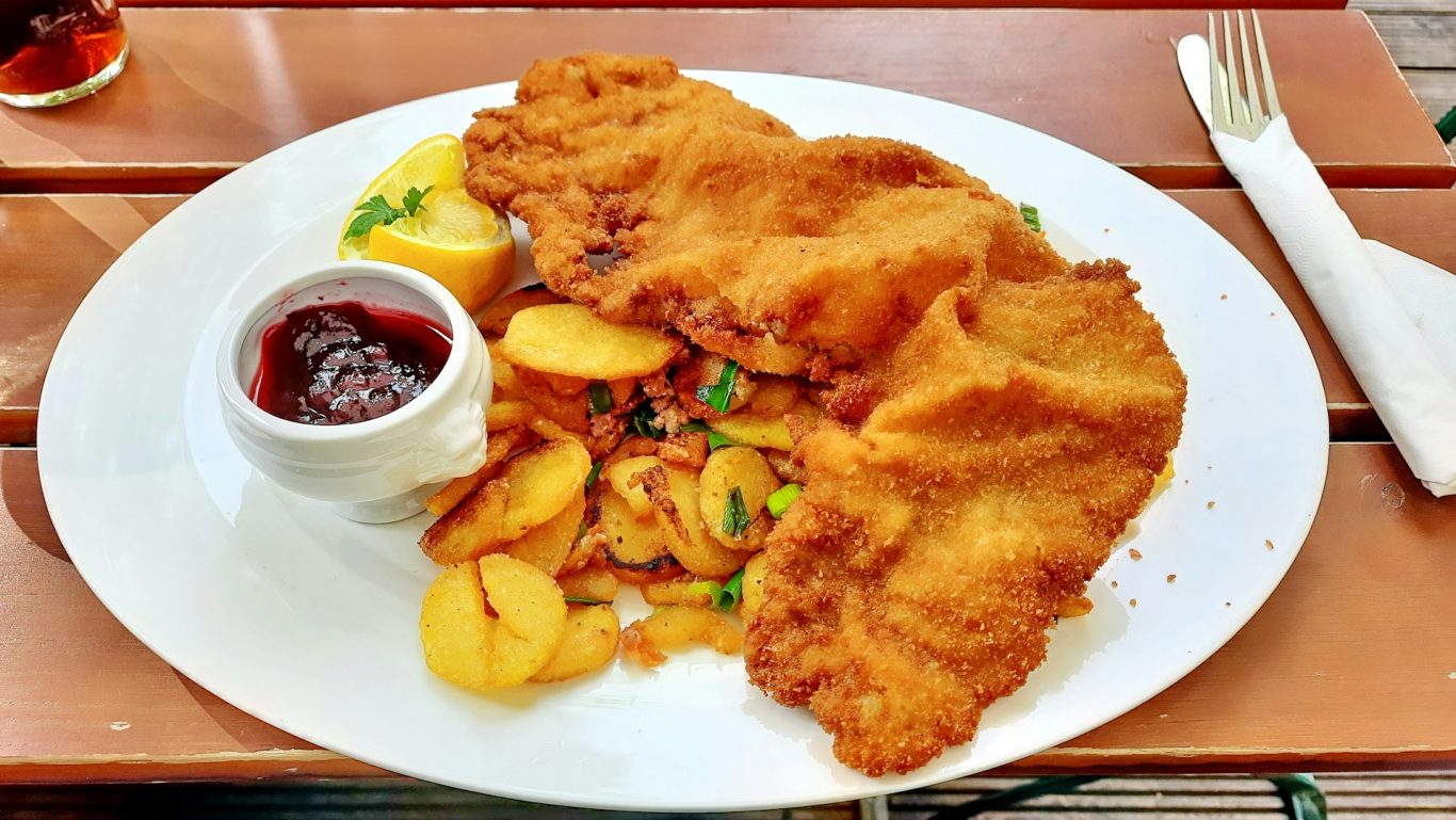 Traditionelle Gerichte im Gasthaus Fuchstanz Bildergalerie mit traditionellen Gerichten im Gasthaus Fuchstanz im Taunus - Schnitzel, Pfannkuchen, Pommes und hausgemachter Kaiserschmarrn